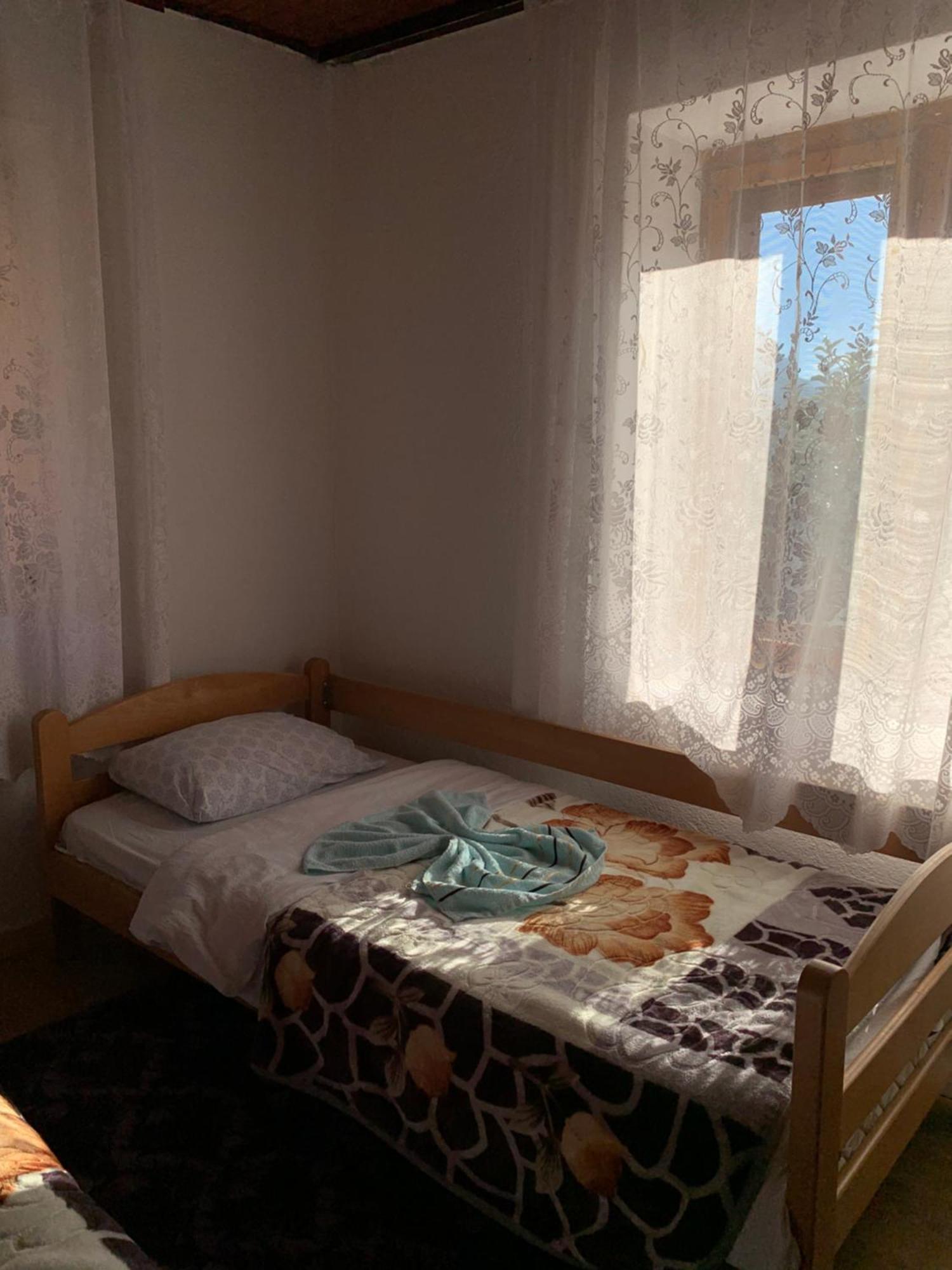 Guest House Ulaj Vuthaj Extérieur photo
