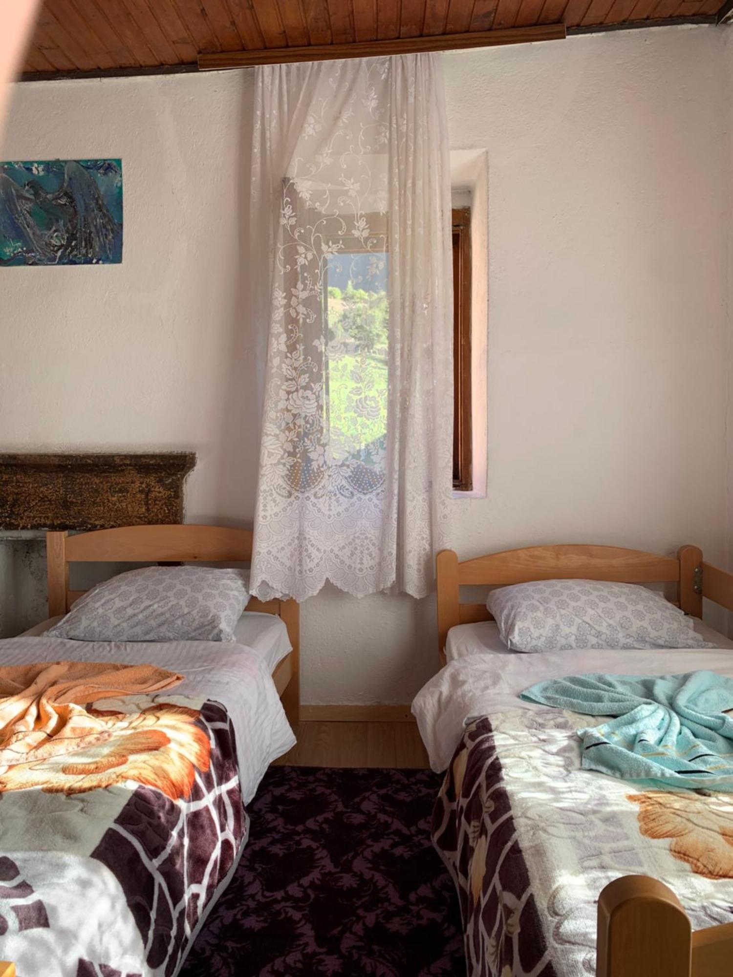 Guest House Ulaj Vuthaj Extérieur photo
